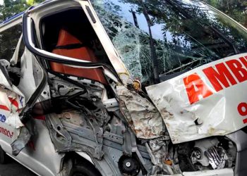 যশোর-বেনাপোল মহাসড়কে অ্যাম্বুলেন্স-ভ্যান সংঘর্ষে তিনজন নি'হত