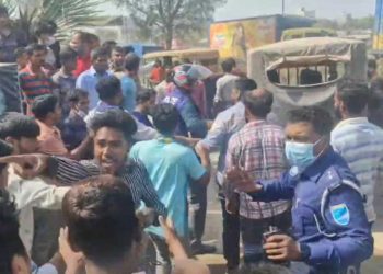 এসআই ও কনস্টেবলকে সিএনজি চালকদের মারধর