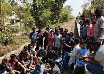 দেড় ঘণ্টা পর রেলপথ অবরোধ প্রত্যাহার রাবি শিক্ষার্থীদের