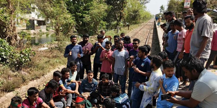 দেড় ঘণ্টা পর রেলপথ অবরোধ প্রত্যাহার রাবি শিক্ষার্থীদের