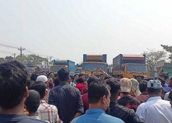 ঢাকা-চট্টগ্রাম মহাসড়ক অবরোধ ধর্ষকদের সর্বোচ্চ শাস্তির দাবিতে