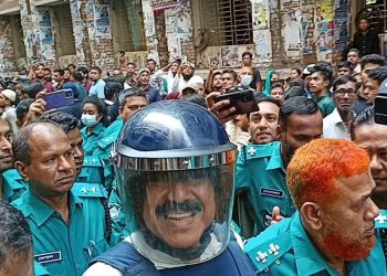 সাবেক মন্ত্রী শাজাহান কাঠগড়ায় কাঁদলেন