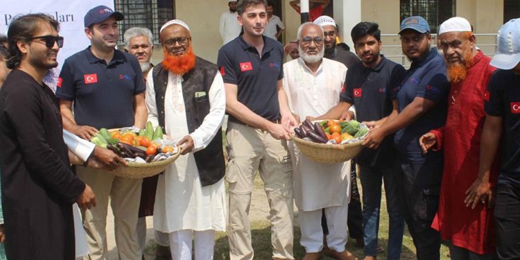 নরসিংদীতে টিকার খাদ্যসামগ্রী বিতরণ রমজান মাসে