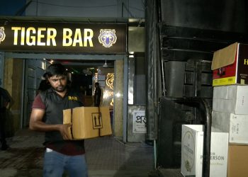 উত্তরায় অবৈধ বার থেকে বিপুল বিদেশি ম'দ জব্দ আ'টক ৪