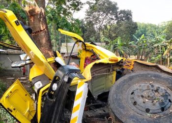 মধুখালীতে তরমুজবোঝাই ট্রাক খাদে পড়ে চালক-হেলপার নি'হত