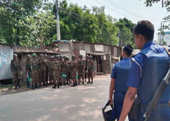 টঙ্গীতে পোশাক কারখানায় শ্রমিকদের সংঘর্ষে আ'হত ১৫কারখানা বন্ধ ঘোষণা