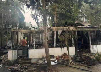 চিত্রশিল্পী মানবেন্দ্র ঘোষের বাড়িতে আ'গুন মোটিফ তৈরি নিয়ে সন্দেহ