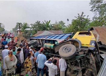 টাঙ্গাইলে নিয়ন্ত্রণ হারিয়ে বসতঘরে ট্রাক, প্রাণ গেলো ঘুমন্ত নারী