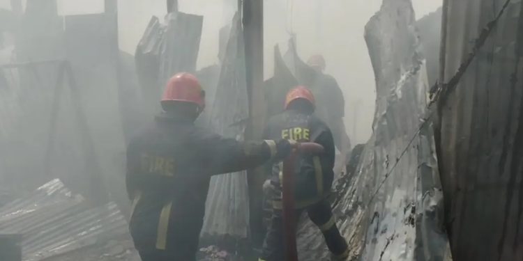 গাজীপুরের টঙ্গীতে ঝুট গুদামে আ'গুন ফায়ার সার্ভিসের ৪ ইউনিটে নিয়ন্ত্রণে