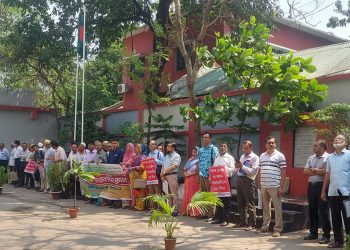 শিক্ষকদের পুনর্বহাল ও বেতন চালুর দাবি মাউশি মহাপরিচালকের কাছে স্মারকলিপি