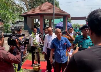 সিলেটে থানায় ক্ষুব্ধ স্বরাষ্ট্র উপদেষ্টা লাল গালিচা তোলার নির্দেশ