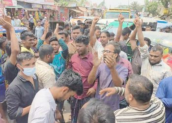 আখাউড়ায় চাঁ'দাবাজি বন্ধের দাবিতে সড়ক অবরোধ বিক্ষোভ চালকদের