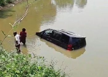 গাজীপুরে পুকুর থেকে উদ্ধার মাইক্রোবাস রহস্যে মোড়া ঘটনা