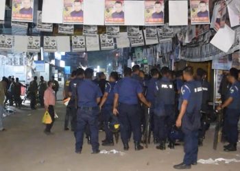 ব্যালট পেপার ছি'নতাই ও অগ্নিসংযোগে পাবনায় অটো টেম্পো