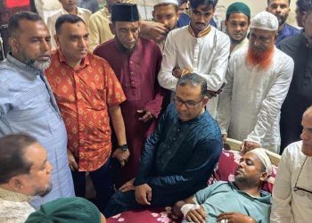 আহত জাকিরকে দেখতে হাসপাতালে ব্যারিস্টার সায়েম