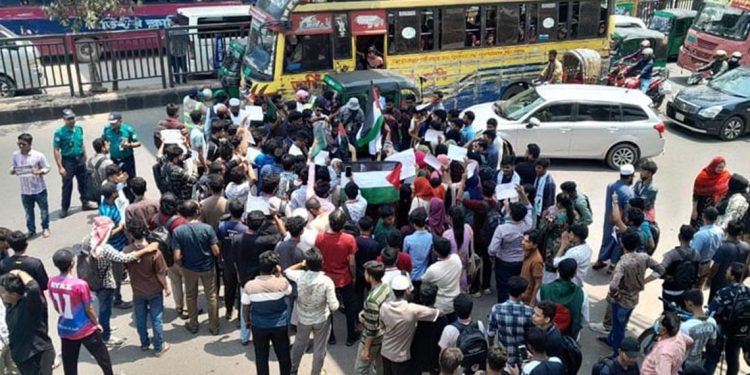 গাজা পরিস্থিতিতে মার্কিন দূতাবাস ঘেরাও: গুলশানে বিক্ষোভে উত্তপ্ত জনতা