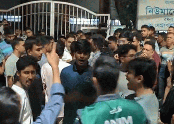 চাঁদনীচকে নারী শিক্ষার্থীকে হয়রানির প্রতিবাদে ঢাবি শিক্ষার্থীদের মারধর আ'টক ৩