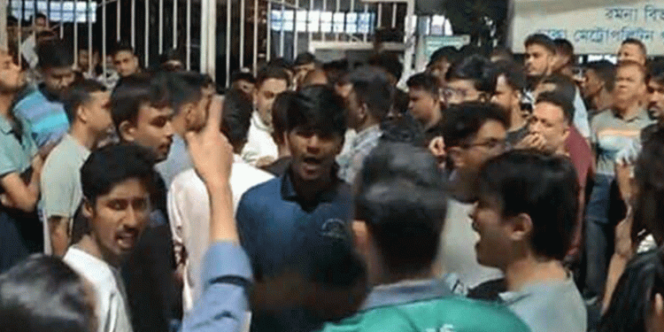 চাঁদনীচকে নারী শিক্ষার্থীকে হয়রানির প্রতিবাদে ঢাবি শিক্ষার্থীদের মারধর আ'টক ৩
