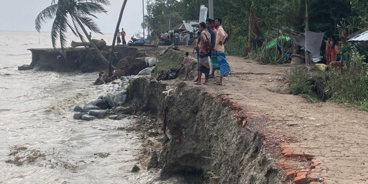 মেঘনার জোয়ারে ভাঙনের মুখে রামগতি-বিবিরহাট সড়ক