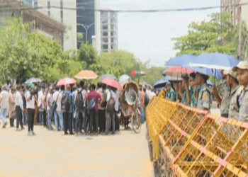ইসি পুনর্গঠনের দাবিতে নির্বাচন কমিশন ভবনের সামনে এনসিপির বিক্ষোভ