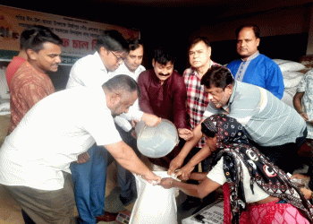 মির্জাপুর পৌরসভার হত দরিদ্রের মাঝে চাল বিতরণ