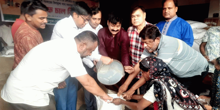 মির্জাপুর পৌরসভার হত দরিদ্রের মাঝে চাল বিতরণ