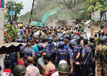 ময়মনসিংহে রেলের উচ্ছেদ অ'ভিযান ভাঙা হলো শতাধিক দোকান