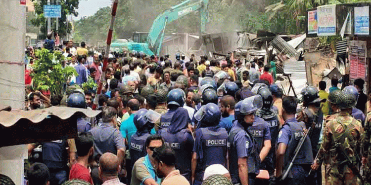 ময়মনসিংহে রেলের উচ্ছেদ অ'ভিযান ভাঙা হলো শতাধিক দোকান