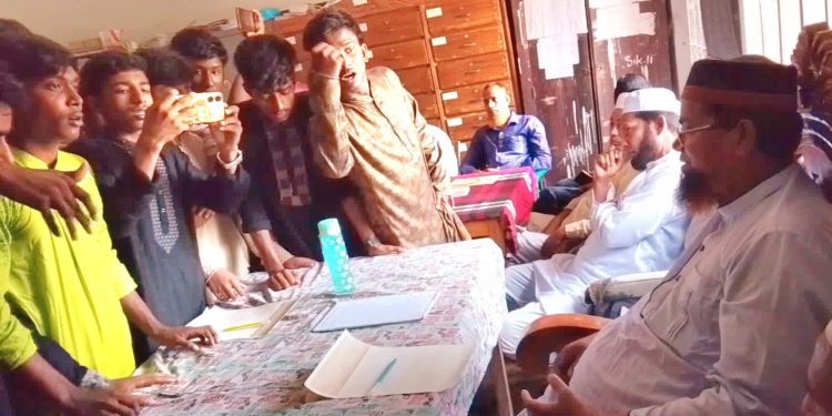 অধ্যক্ষকে অবরুদ্ধ করে পদত্যাগপত্রে স্বাক্ষর গ্রহণ