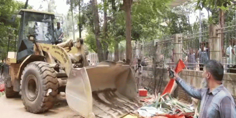 সোহরাওয়ার্দী উদ্যানে অবৈধ স্থাপনা উচ্ছেদে যৌথ অভিযান