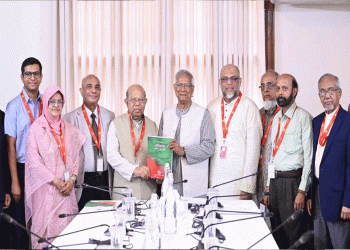 স্বাস্থ্যখাত সংস্কারে ৮ দফা সুপারিশ ইউনূসের হাতে জমা