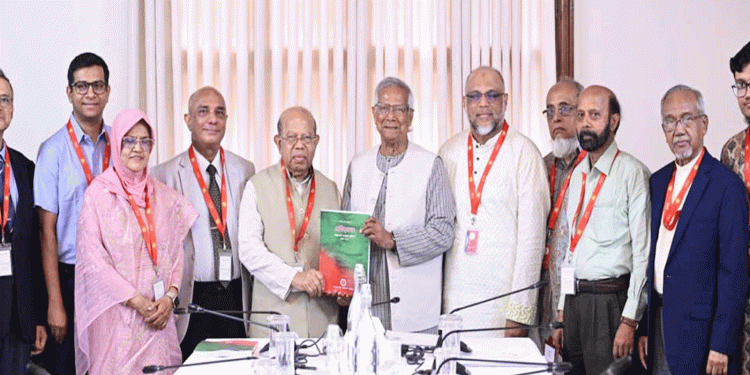 স্বাস্থ্যখাত সংস্কারে ৮ দফা সুপারিশ ইউনূসের হাতে জমা