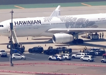 যুক্তরাষ্ট্রে হাওয়াইগামী বিমানে বোমার হু'মকি আ'টক ১