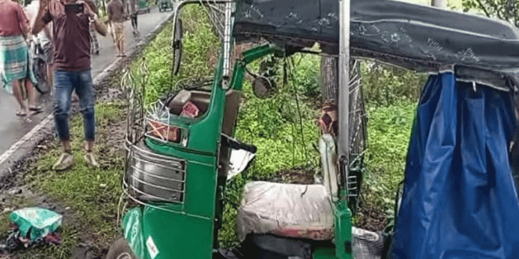 আনোয়ারায় মাইক্রোবাস-সিএনজি সংঘর্ষে নি'হত ২ আ'হত ২