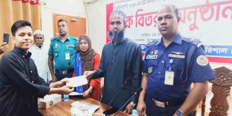 বাবুগঞ্জে জুলাই যো'দ্ধাদের মাঝে অনুদানের চেক বিতরণ