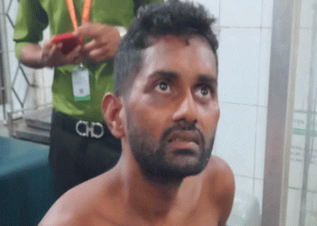সাভারে চোর সন্দেহে যুবককে গাছে বেঁধে নির্যাতন