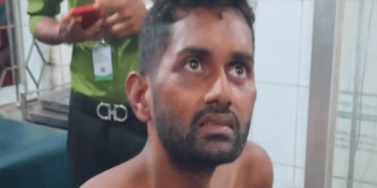 সাভারে চোর সন্দেহে যুবককে গাছে বেঁধে নির্যাতন