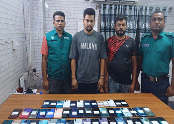কদমতলীতে অর্ধশত চো'রাই মোবাইলসহ দুইজন গ্রে'প্তা'র