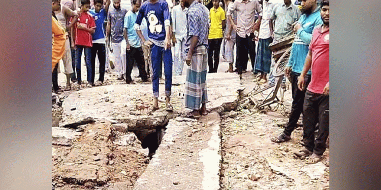 চাঁদপুরে ম্যানহোলে গ্যাস বিস্ফোরণে তিন পথচারী আ'হত