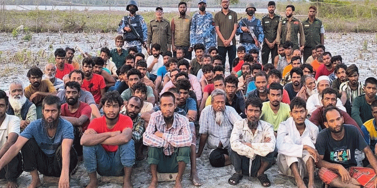 সুন্দরবন দিয়ে ঠেলে দেওয়া ৩ ভারতীয়সহ ৮১ জনকে থানায় হ'স্তান্তর