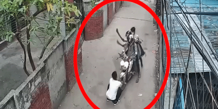 ভাইরাল না হলে নড়ে না প্রশাসন: মগবাজারে ছিনতাইয়ের পর পুলিশের নির্লিপ্ততা"