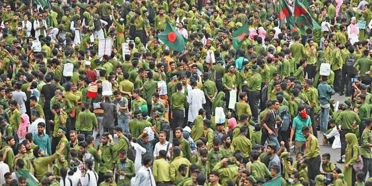 ডিগ্রির স্বীকৃতির দাবিতে শাহবাগ অবরোধ নার্সিং শিক্ষার্থীদের
