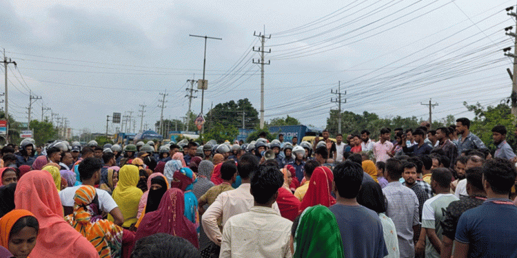 ভালুকায় বকেয়া বেতন ও বোনাসের দাবিতে শ্রমিকদের সড়ক অবরোধ