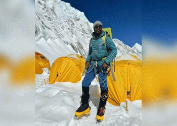 এভারেস্ট জয় করলেন শাকিল ৮৪ দিনে পায়ে হেঁটে পৌঁছালেন শিখরে
