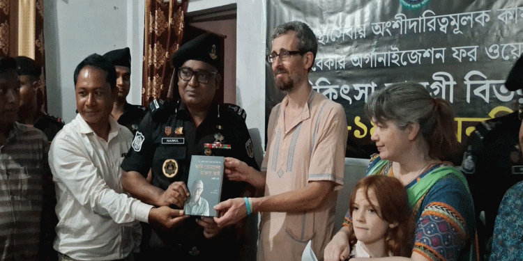 টাঙ্গাইলের মধুপুরে গরীবের হাসপাতালে র‍্যা'বের চিকিৎসা সামগ্রী বিতরণ