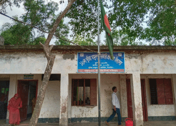 ঘাটাইলে ঝুঁঁকিপূর্ণ ভবনে চলছে শিক্ষার্থীদের ক্লাস!