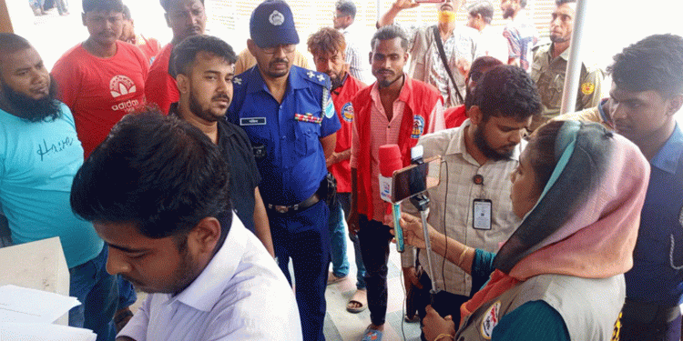 নারায়ণগঞ্জ পাসপোর্ট অফিস ও হাসপাতালে দালাল ধরতে অভিযান