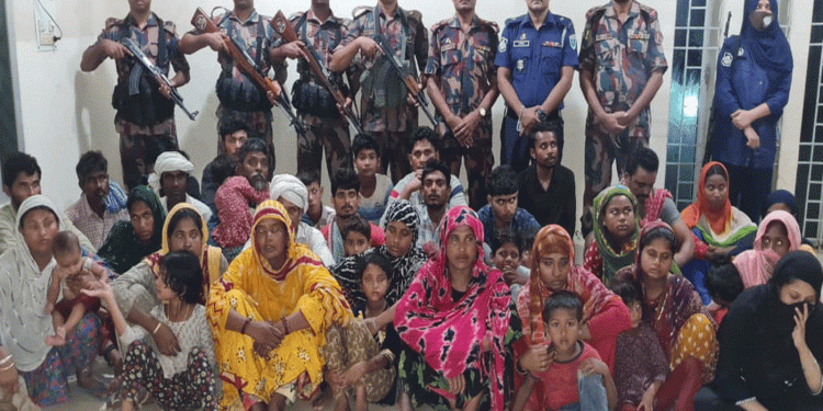 বিএসএফ ঠেলে পাঠানো নারী-শিশুসহ ৪৪ জন আ'টক