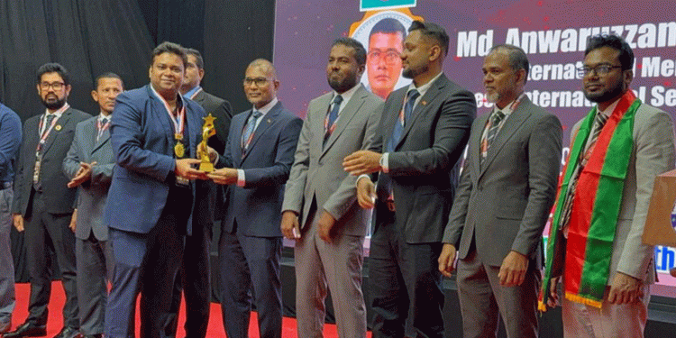 মালদ্বীপে সেরা কনটেন্ট ক্রিয়েটর ২০২৪ অ্যাওয়ার্ড পেলেন ইমরুল কাওসার ইমন