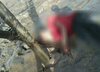 খুলনায় গলায় শিকল বাঁধা অবস্থায় এক ব্যক্তির ম'রদেহ উদ্ধার